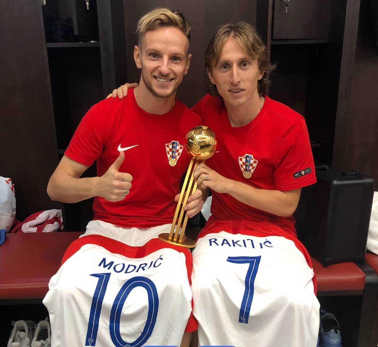 再见！37岁巴萨传奇正式退役，19年囊括18冠，进入管理层担任助理